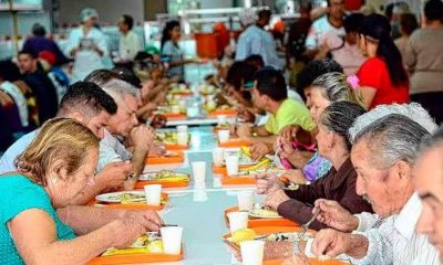 Pessoas almoçando no Bom Prato