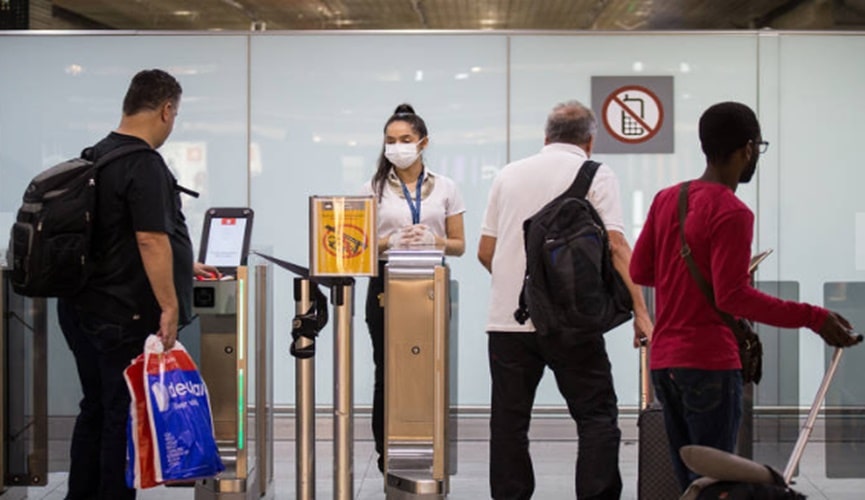 Foto de aeroporto com pessoas de máscara