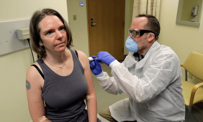 Mulher recebe vacina no braço
