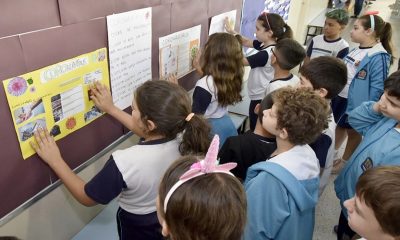 Foto de crianças em mural de escola