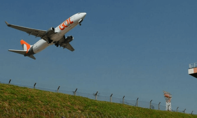 Avião da Gol decolando de aeroporto