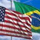Foto das bandeiras dos EUA e Brasil