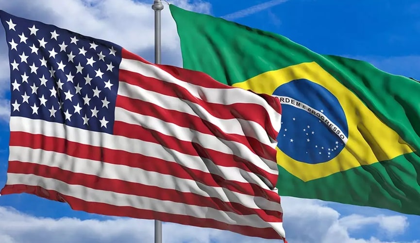 Foto das bandeiras dos EUA e Brasil