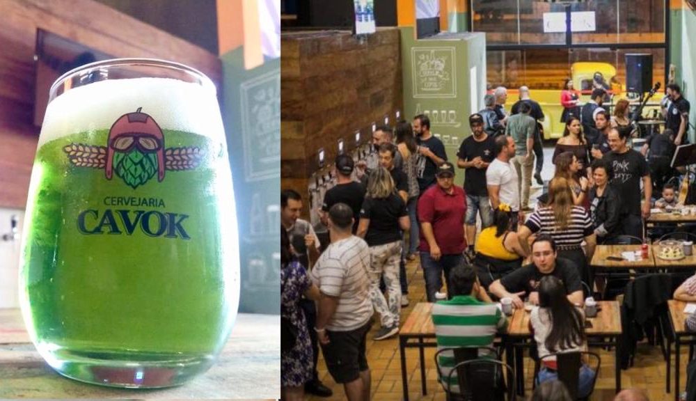 montagem com caneca transparente de chope verde e a inscrição "Cavok". Ao lado direito, pessoas sentadas e em pé na cervejaria