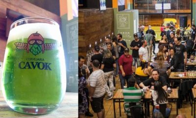 montagem com caneca transparente de chope verde e a inscrição "Cavok". Ao lado direito, pessoas sentadas e em pé na cervejaria