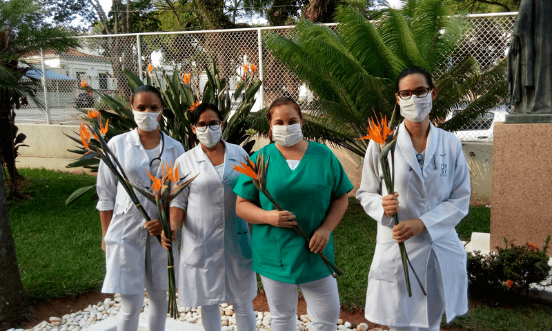 Colaboradores do Hospital segurando flores