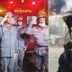 Foto de bombeiros em homenagem, à esquerda; foto do rosto do bombeiro que morreu em resgate, cabo Batalha, à direita