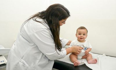 Bebê sendo examinado por médica
