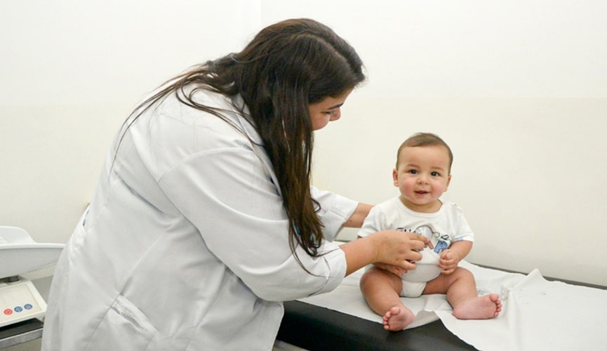 Bebê sendo examinado por médica