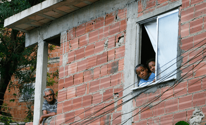 Moradores da favela da Babilônia, no Rio de Janeiro.