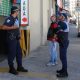 Foto de agentes na frente de estabelecimento