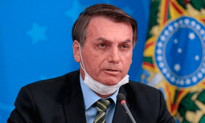 Bolsonaro com máscara pendurada no rosto