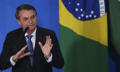 Jair Bolsonaro falando no microfone