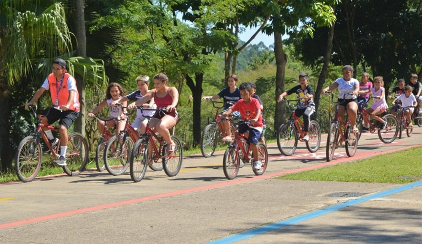 Foto de pessoas andando de bicicleta