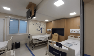 Quarto com duas camas hospitalares