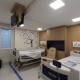 Quarto com duas camas hospitalares