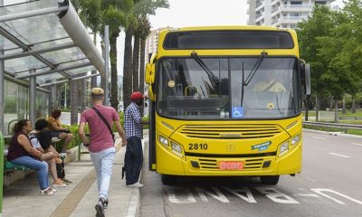 Foto de ônibus amarelo na Avenida 9 de Julho