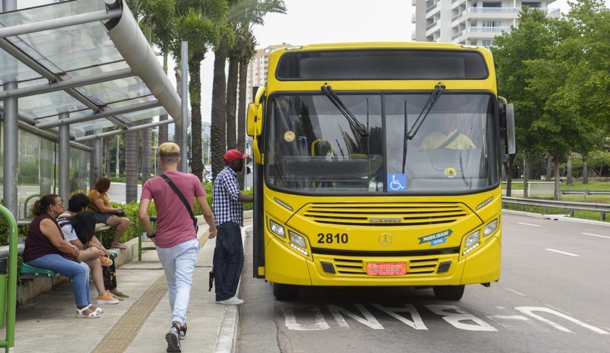 Foto de ônibus amarelo na Avenida 9 de Julho