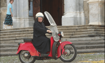 Friar Don Giuseppe Berardelli pilotando moto