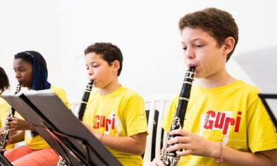 Foto de crianças tocando instrumentos