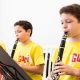 Foto de crianças tocando instrumentos