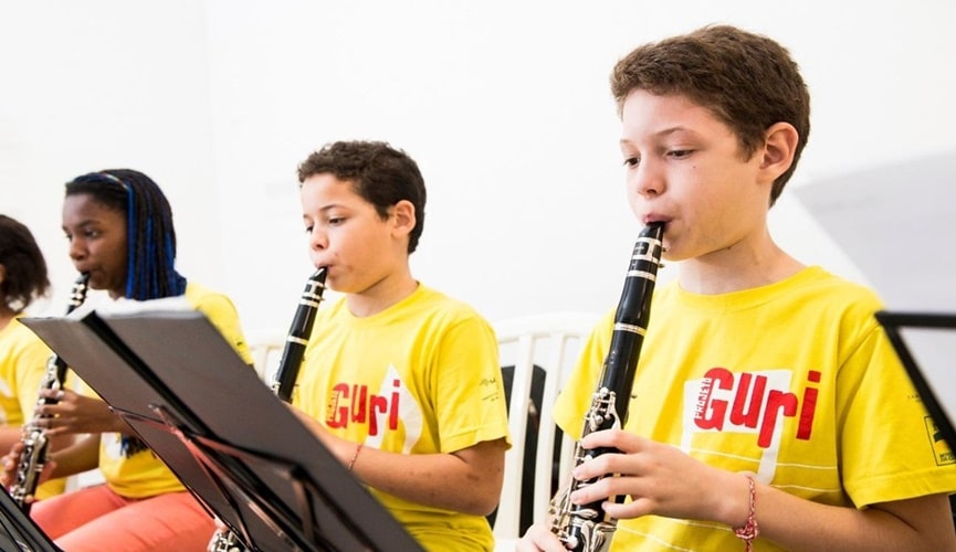 Foto de crianças tocando instrumentos