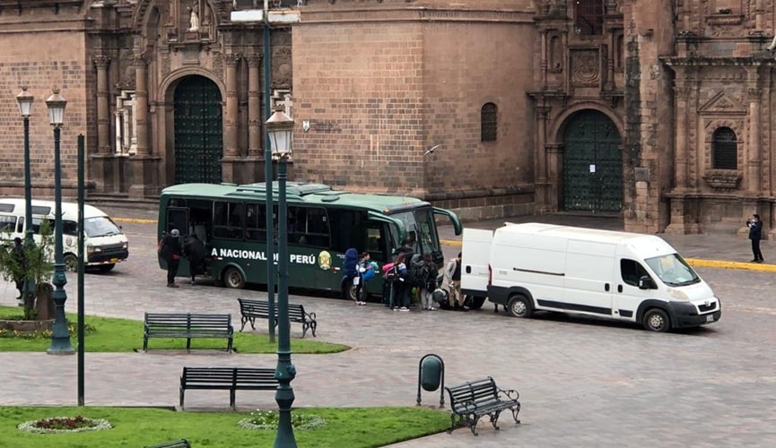 Foto de ônibus que levará pessoas ao aeroporto