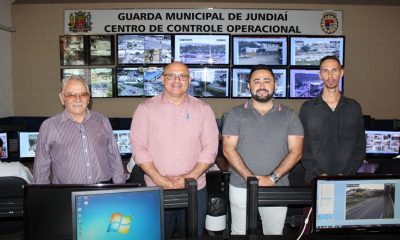 Daniel Basson (à esquerda), Jacó, Ricardo e João Pedro estiveram na Central de Monitoramento da Guarda Municipal de Jundiaí