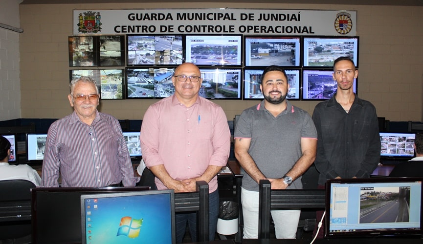 Daniel Basson (à esquerda), Jacó, Ricardo e João Pedro estiveram na Central de Monitoramento da Guarda Municipal de Jundiaí