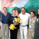 Selma Moraes, ao centro, com buquê de flores; ao lado dela, representantes do Sindicato da Saúde; funcionários do Hospital São Vicente e superintendente.