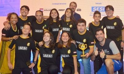 Foto de alunos em competição de robótica