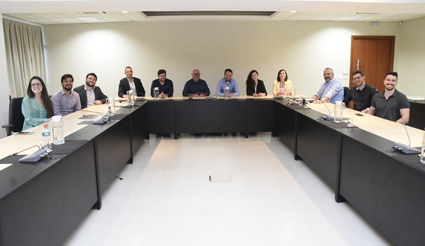 Foto de reunião com representantes de startups na sala de situação de Jundiaí
