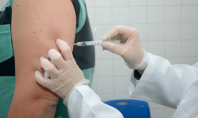 Enfermeiro aplica vacinação em munícipe