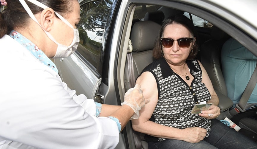 Foto de idosa recebendo vacina