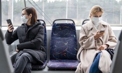 Foto de duas mulheres em ônibus