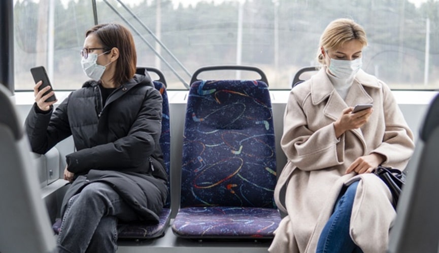 Foto de duas mulheres em ônibus