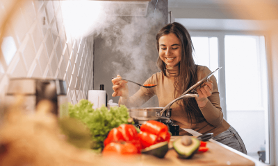 Mulher cozinhando em casa