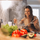 Mulher cozinhando em casa