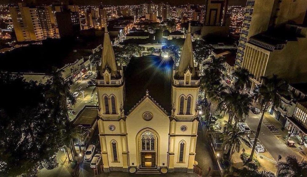 imagem noturna de drone da Catedral Nossa Senhora do Desterro, no Centro de Jundiaí