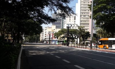 Foto de avenida parcialmente vazia