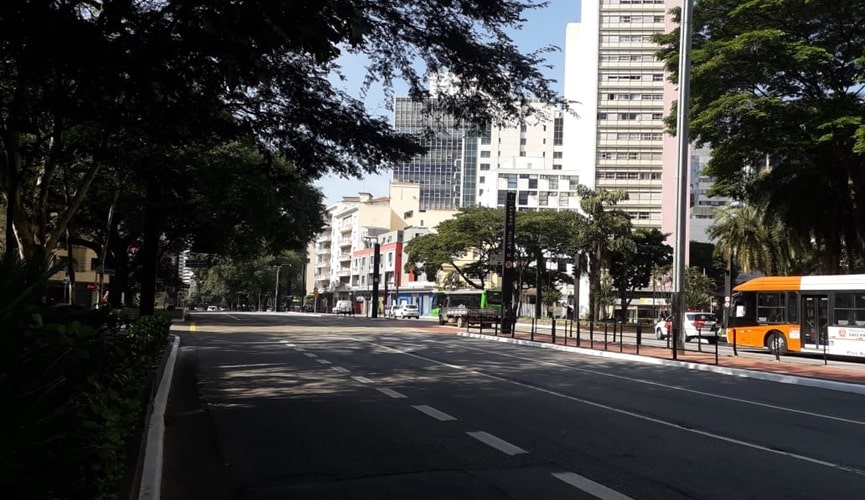 Foto de avenida parcialmente vazia