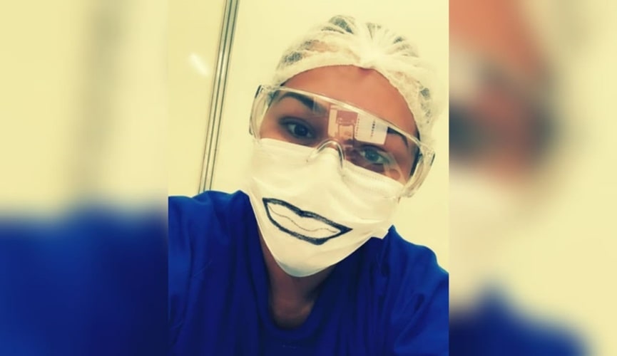 Foto de enfermeira com máscara de sorriso