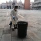 Foto de colaborador realizando higienização do espaço público de Veneza