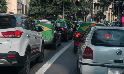 Carros carregam bandeira do Brasil