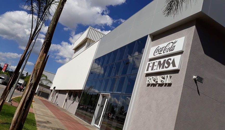 Foto da fachada da Coca-Cola FEMSA