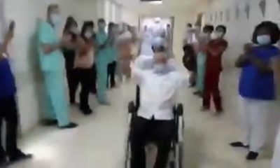 Foto de idoso com braços levantados em cadeira de rodas