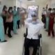 Foto de idoso com braços levantados em cadeira de rodas
