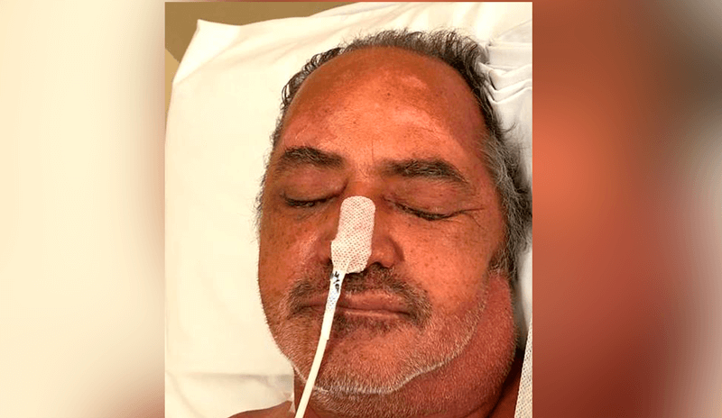 Homem com oxigênio em cama hospitalar