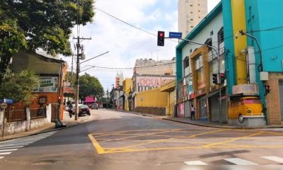 Centro de Jundiaí sem movimento de veículos e pessoas