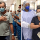 Pedro e Lídia em duas fotos diferentes saem do Hospital São Vicente sob aplausos